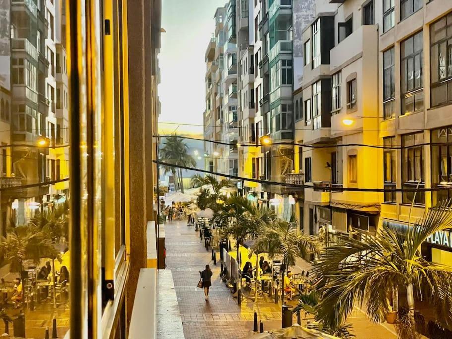 Affordable Holiday Accommodation For Large Families And Groups At Las Canteras Beach With 3 Bedrooms And Free Parking ลาสปัลมาส เด กรานคานาเรีย ภายนอก รูปภาพ