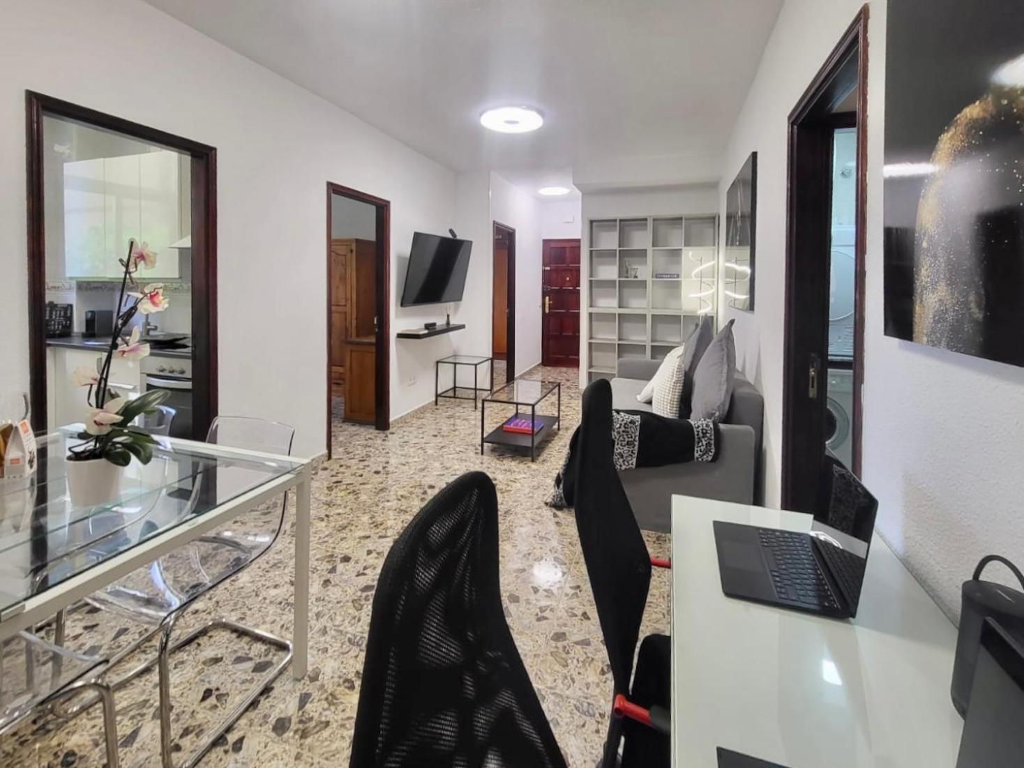 Affordable Holiday Accommodation For Large Families And Groups At Las Canteras Beach With 3 Bedrooms And Free Parking ลาสปัลมาส เด กรานคานาเรีย ภายนอก รูปภาพ